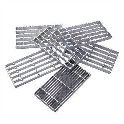 Slip Resistant Galvanized Steel Grating Stair Tread Panel with 25x5mm Bearing Bars and Hot Dip Galvanized Surface