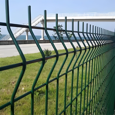 3D-Bogenverzinktes PVC-Beschichtet mit 1,5 M-Höhe Dreiecksbeugen V-Gitter Sicherheitszaun Panel 50x200mm Loch Industriesystem
